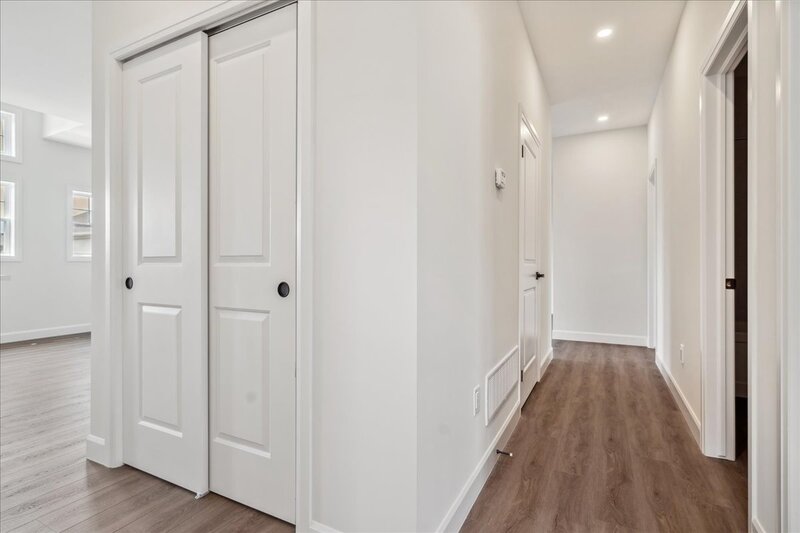 SUPER TOWNHOUSE UNIT FOR LEASE IN CRYSTAL BEACH!