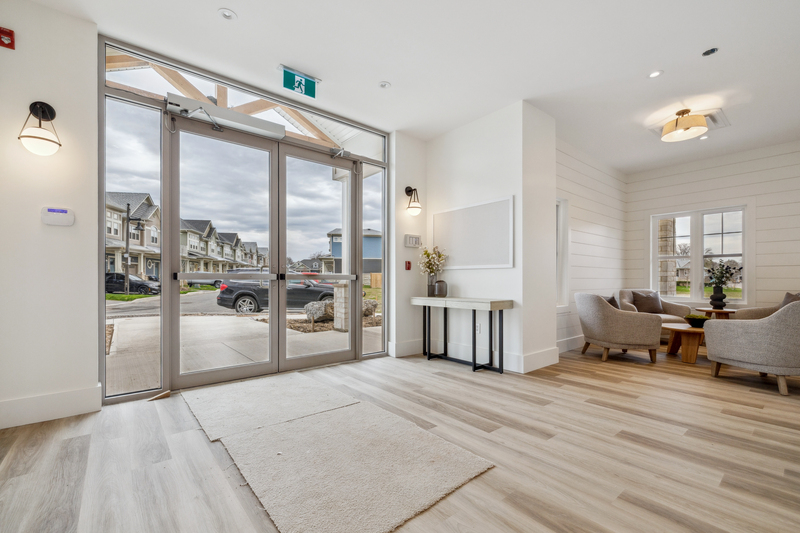 SUPER TOWNHOUSE UNIT FOR LEASE IN CRYSTAL BEACH!
