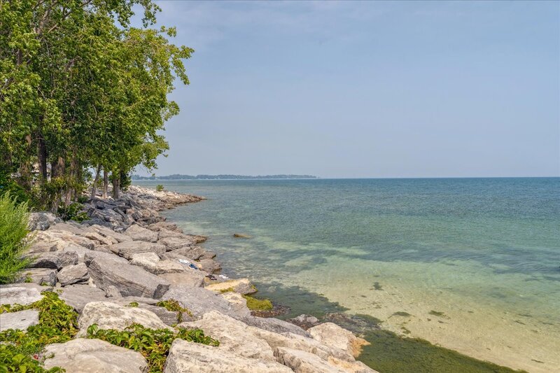 SUPER TOWNHOUSE UNIT FOR LEASE IN CRYSTAL BEACH!