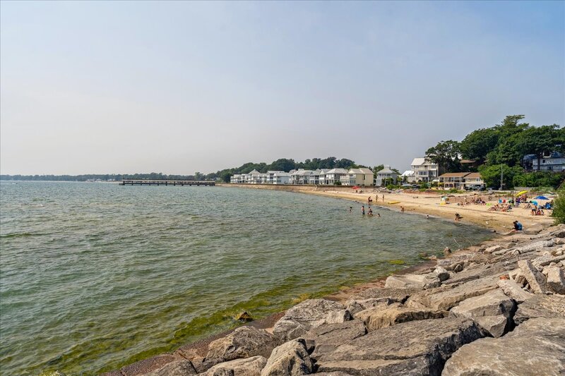 SUPER TOWNHOUSE UNIT FOR LEASE IN CRYSTAL BEACH!