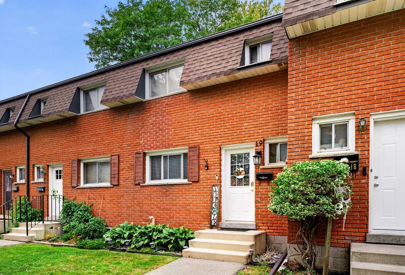 CONVENIENTLY LOCATED 2 STOREY TOWNHOME ON HAMILTON MOUNTAIN!