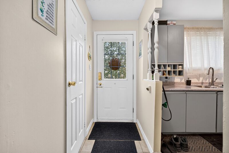 CONVENIENTLY LOCATED 2 STOREY TOWNHOME ON HAMILTON MOUNTAIN!