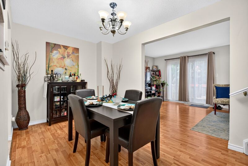 CONVENIENTLY LOCATED 2 STOREY TOWNHOME ON HAMILTON MOUNTAIN!