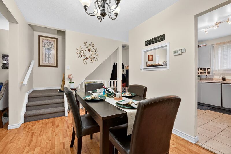 CONVENIENTLY LOCATED 2 STOREY TOWNHOME ON HAMILTON MOUNTAIN!