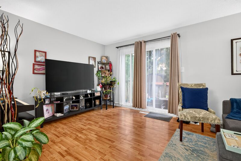CONVENIENTLY LOCATED 2 STOREY TOWNHOME ON HAMILTON MOUNTAIN!