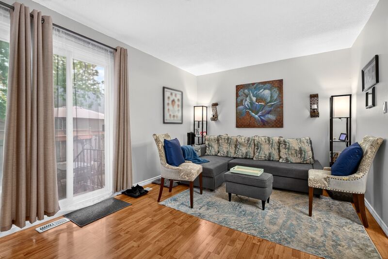 CONVENIENTLY LOCATED 2 STOREY TOWNHOME ON HAMILTON MOUNTAIN!