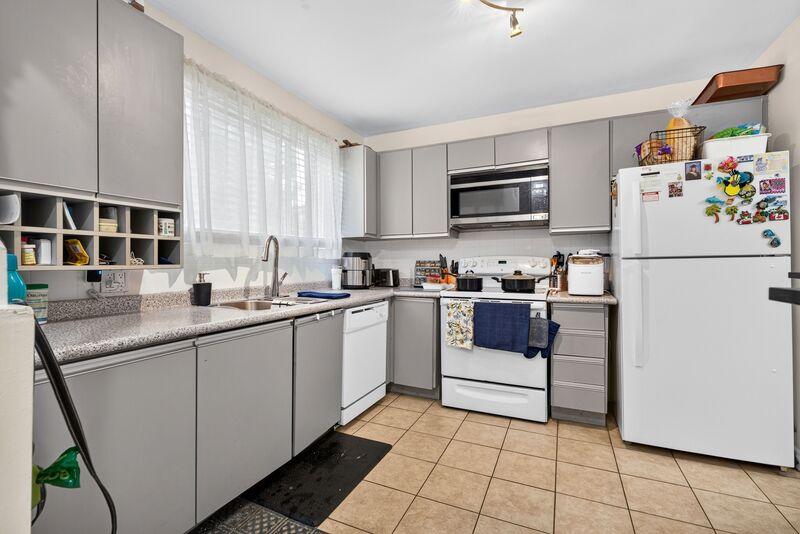 CONVENIENTLY LOCATED 2 STOREY TOWNHOME ON HAMILTON MOUNTAIN!