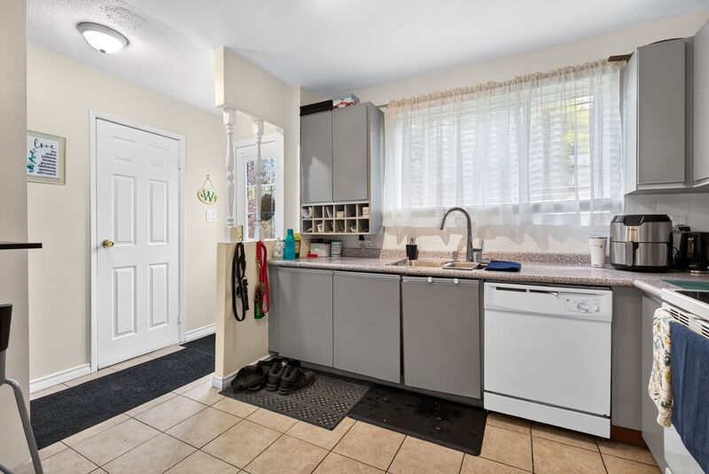 CONVENIENTLY LOCATED 2 STOREY TOWNHOME ON HAMILTON MOUNTAIN!