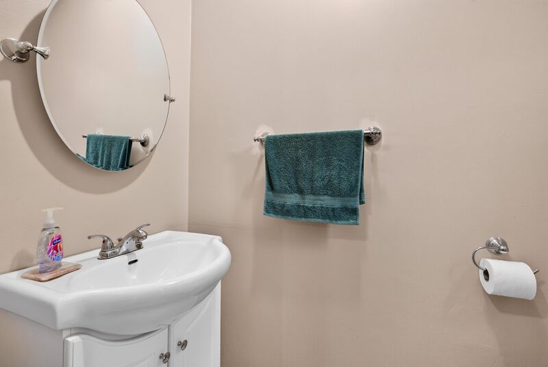 CONVENIENTLY LOCATED 2 STOREY TOWNHOME ON HAMILTON MOUNTAIN!