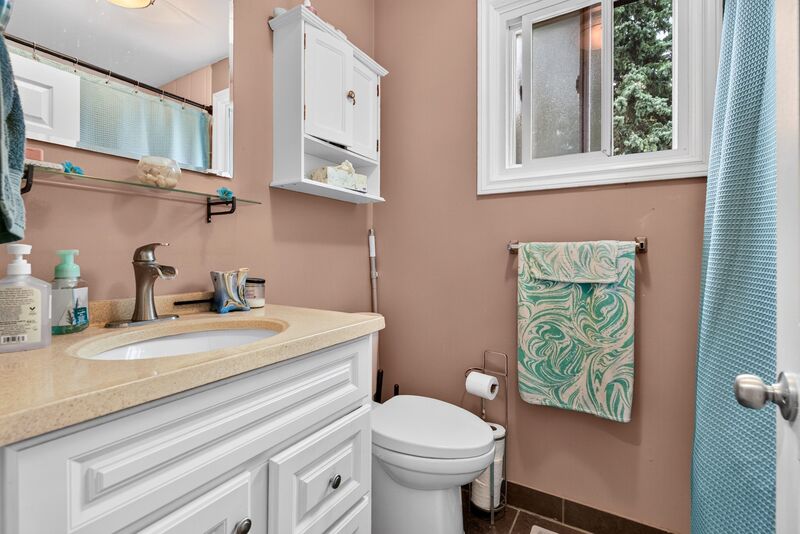 CONVENIENTLY LOCATED 2 STOREY TOWNHOME ON HAMILTON MOUNTAIN!