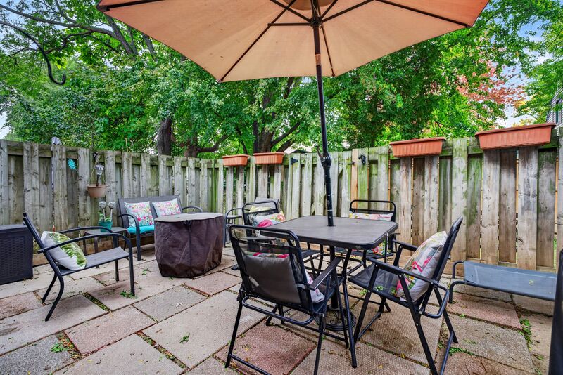 CONVENIENTLY LOCATED 2 STOREY TOWNHOME ON HAMILTON MOUNTAIN!