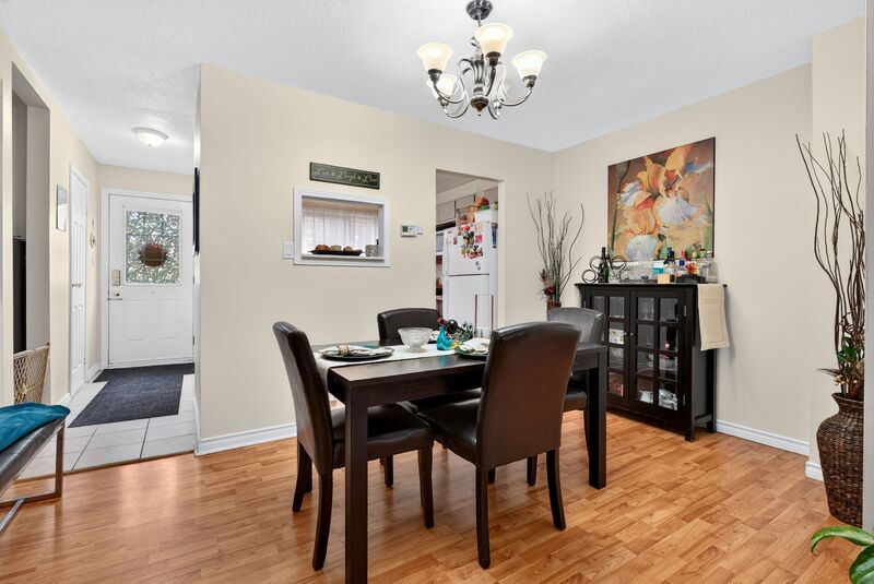 CONVENIENTLY LOCATED 2 STOREY TOWNHOME ON HAMILTON MOUNTAIN!