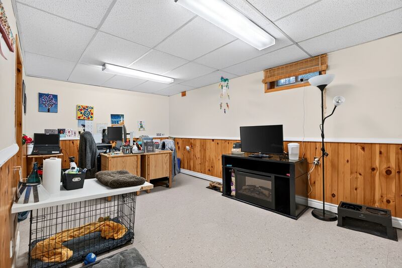 CONVENIENTLY LOCATED 2 STOREY TOWNHOME ON HAMILTON MOUNTAIN!