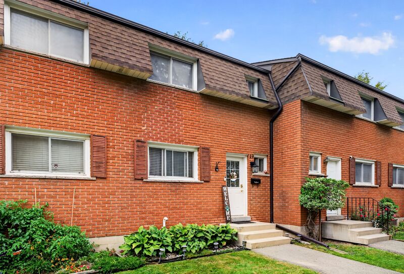 CONVENIENTLY LOCATED 2 STOREY TOWNHOME ON HAMILTON MOUNTAIN!