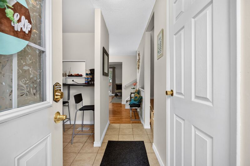 CONVENIENTLY LOCATED 2 STOREY TOWNHOME ON HAMILTON MOUNTAIN!