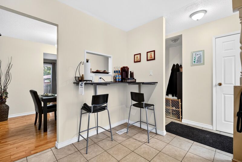 CONVENIENTLY LOCATED 2 STOREY TOWNHOME ON HAMILTON MOUNTAIN!