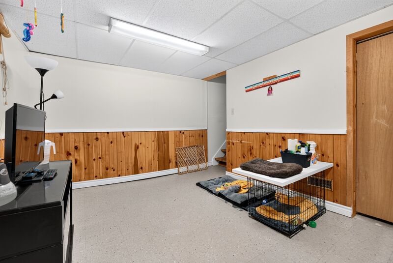 CONVENIENTLY LOCATED 2 STOREY TOWNHOME ON HAMILTON MOUNTAIN!