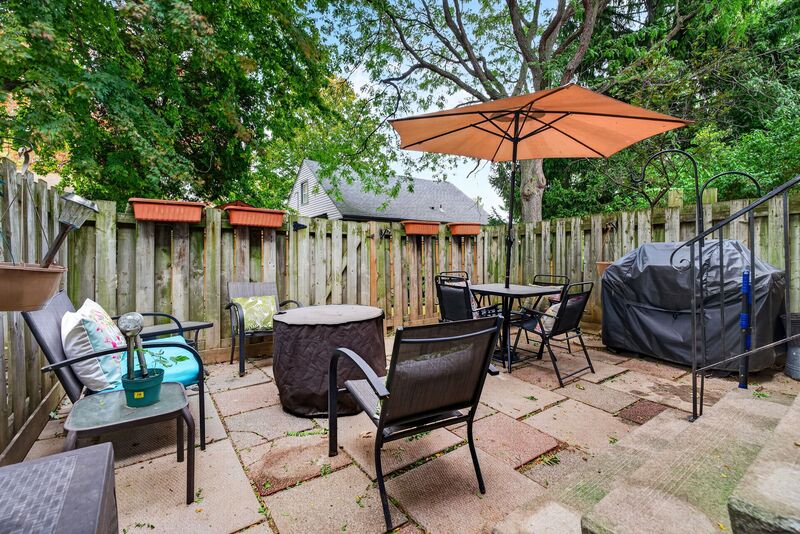 CONVENIENTLY LOCATED 2 STOREY TOWNHOME ON HAMILTON MOUNTAIN!