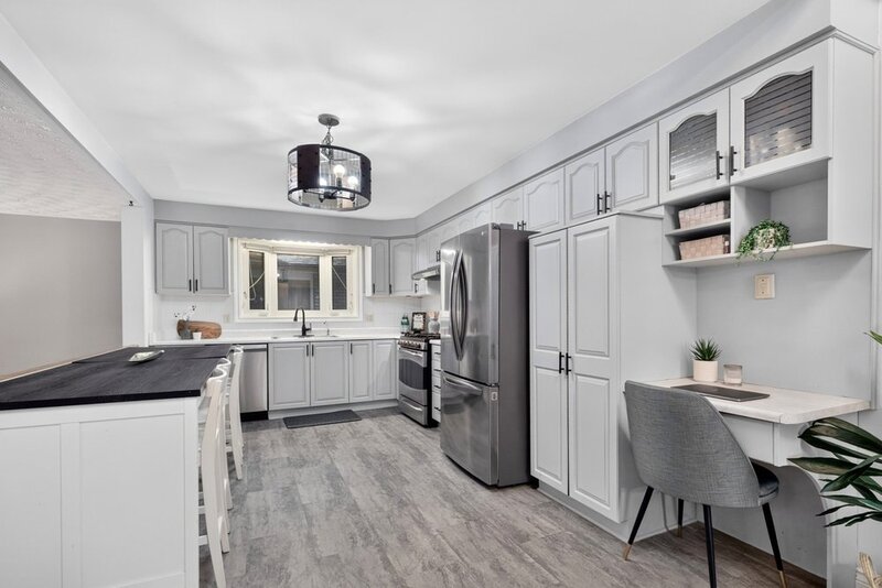 LARGE BACK-SPLIT IN GREAT FAMILY-FRIENDLY NEIGHBOURHOOD!