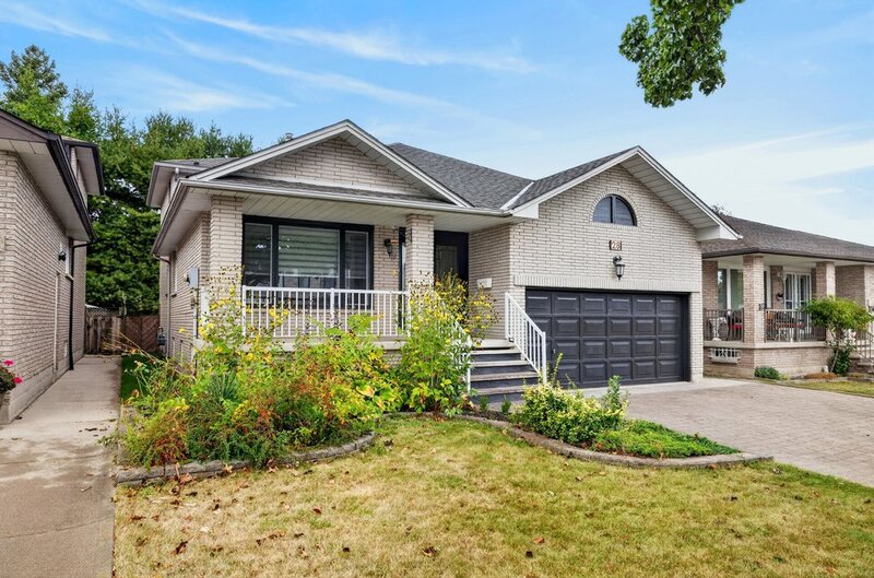 LARGE BACK-SPLIT IN GREAT FAMILY-FRIENDLY NEIGHBOURHOOD!