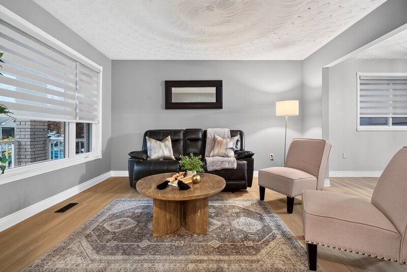 LARGE BACK-SPLIT IN GREAT FAMILY-FRIENDLY NEIGHBOURHOOD!
