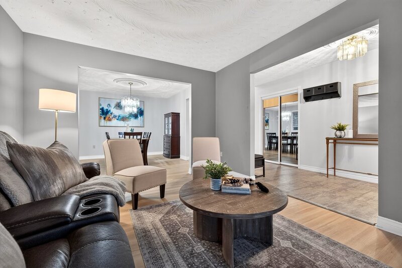 LARGE BACK-SPLIT IN GREAT FAMILY-FRIENDLY NEIGHBOURHOOD!