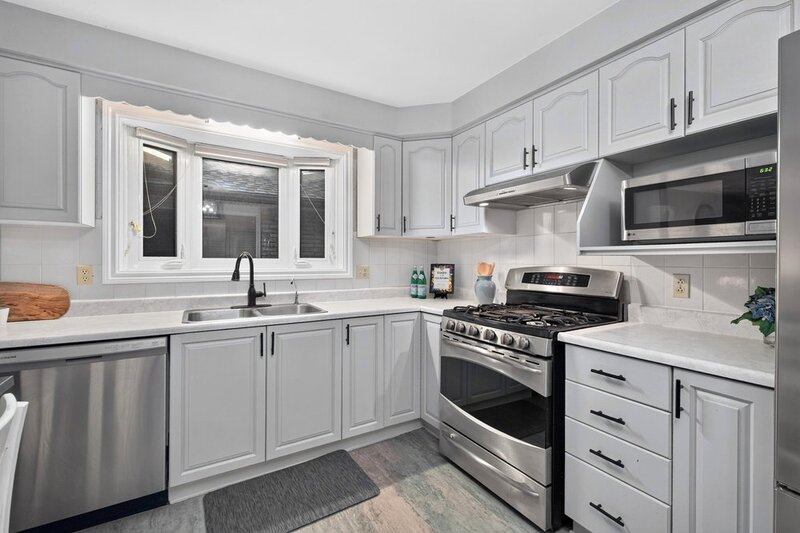 LARGE BACK-SPLIT IN GREAT FAMILY-FRIENDLY NEIGHBOURHOOD!