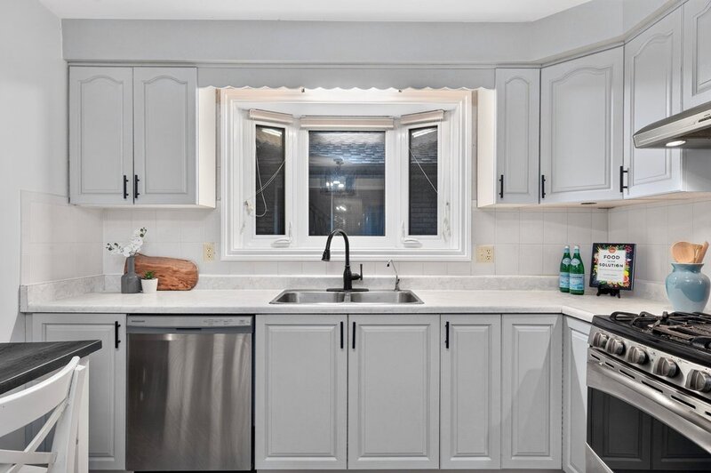 LARGE BACK-SPLIT IN GREAT FAMILY-FRIENDLY NEIGHBOURHOOD!