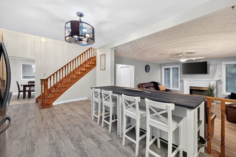 LARGE BACK-SPLIT IN GREAT FAMILY-FRIENDLY NEIGHBOURHOOD!