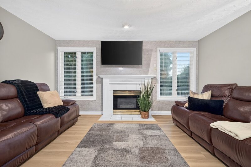 LARGE BACK-SPLIT IN GREAT FAMILY-FRIENDLY NEIGHBOURHOOD!