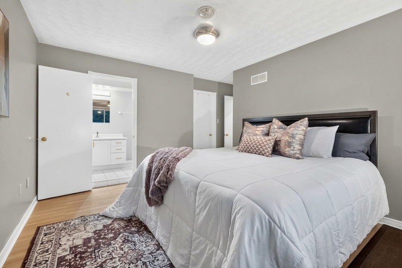 LARGE BACK-SPLIT IN GREAT FAMILY-FRIENDLY NEIGHBOURHOOD!