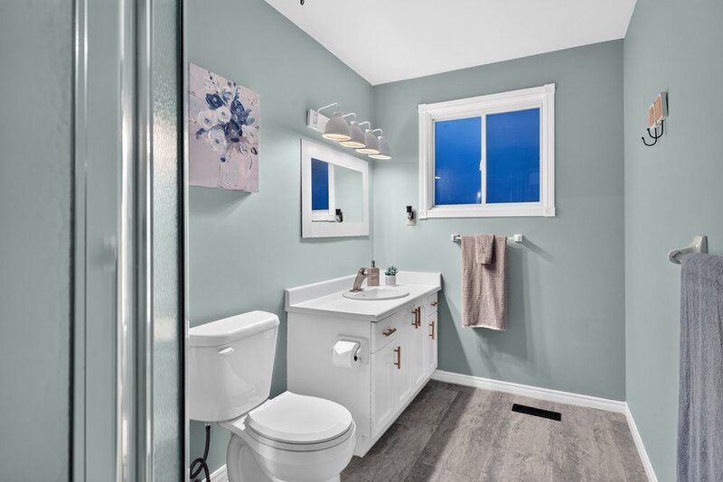 LARGE BACK-SPLIT IN GREAT FAMILY-FRIENDLY NEIGHBOURHOOD!
