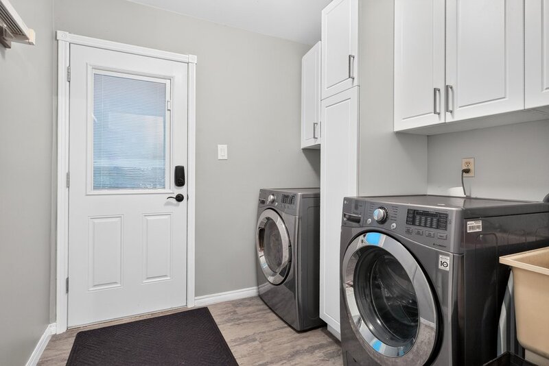 LARGE BACK-SPLIT IN GREAT FAMILY-FRIENDLY NEIGHBOURHOOD!