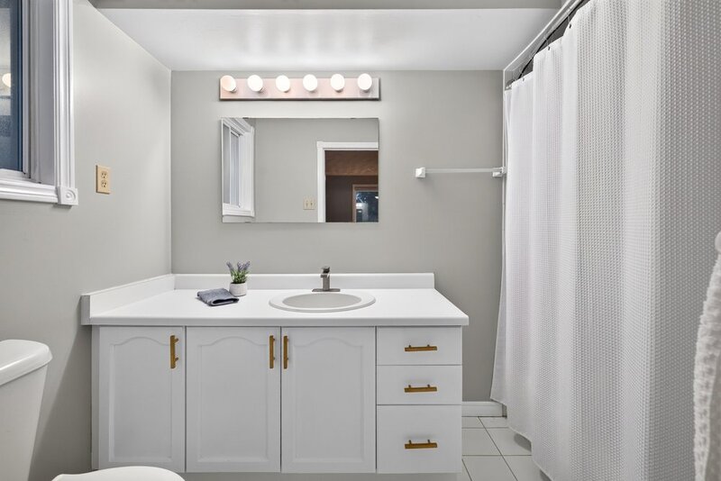 LARGE BACK-SPLIT IN GREAT FAMILY-FRIENDLY NEIGHBOURHOOD!