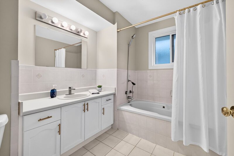 LARGE BACK-SPLIT IN GREAT FAMILY-FRIENDLY NEIGHBOURHOOD!