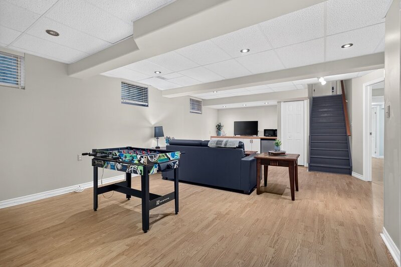 LARGE BACK-SPLIT IN GREAT FAMILY-FRIENDLY NEIGHBOURHOOD!