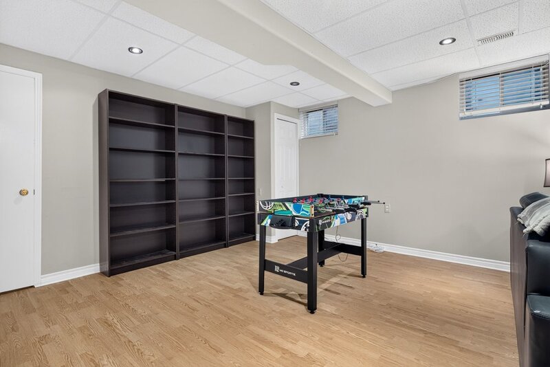 LARGE BACK-SPLIT IN GREAT FAMILY-FRIENDLY NEIGHBOURHOOD!
