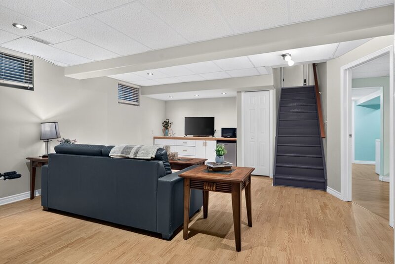 LARGE BACK-SPLIT IN GREAT FAMILY-FRIENDLY NEIGHBOURHOOD!