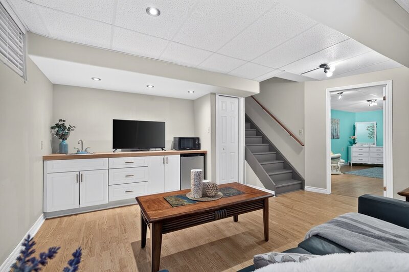 LARGE BACK-SPLIT IN GREAT FAMILY-FRIENDLY NEIGHBOURHOOD!