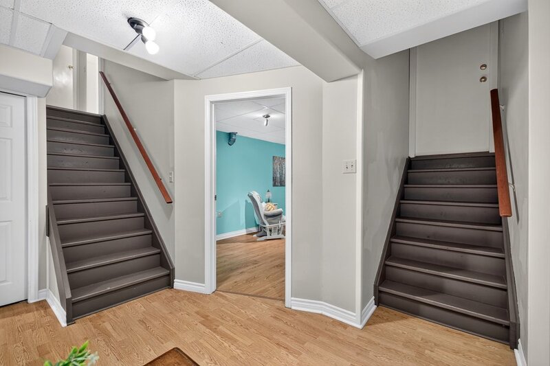 LARGE BACK-SPLIT IN GREAT FAMILY-FRIENDLY NEIGHBOURHOOD!