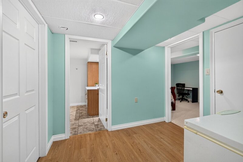 LARGE BACK-SPLIT IN GREAT FAMILY-FRIENDLY NEIGHBOURHOOD!
