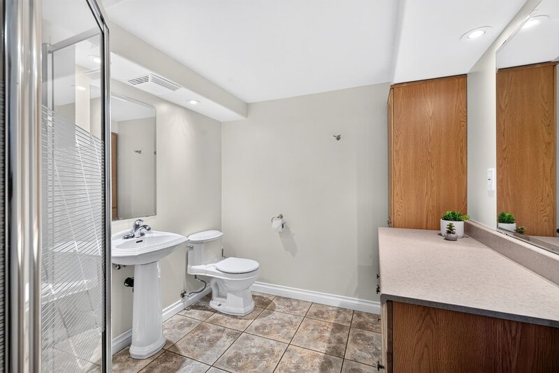 LARGE BACK-SPLIT IN GREAT FAMILY-FRIENDLY NEIGHBOURHOOD!