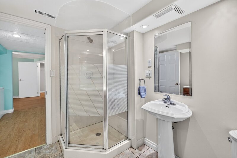 LARGE BACK-SPLIT IN GREAT FAMILY-FRIENDLY NEIGHBOURHOOD!