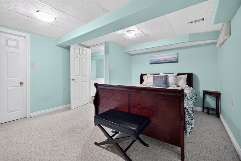 LARGE BACK-SPLIT IN GREAT FAMILY-FRIENDLY NEIGHBOURHOOD!