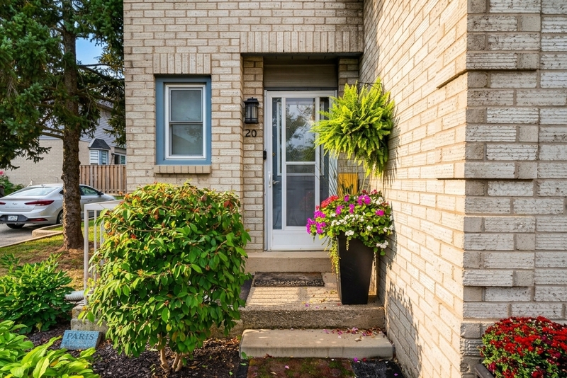 SPACIOUS END-UNIT IN SOUGHT AFTER STONEY CREEK NEIGHBOURHOOD