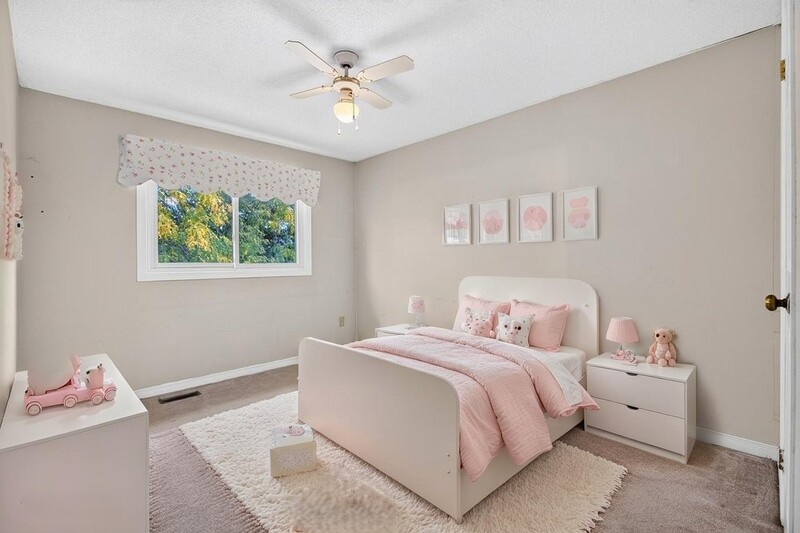 SPACIOUS END-UNIT IN SOUGHT AFTER STONEY CREEK NEIGHBOURHOOD