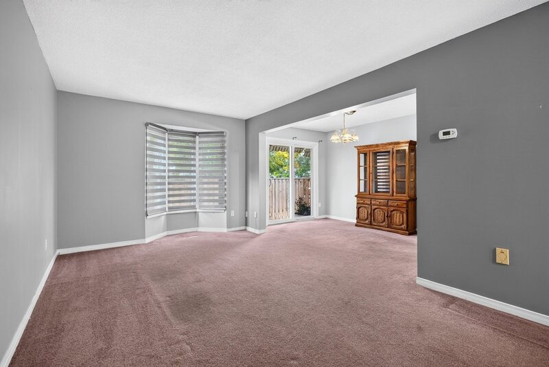 SPACIOUS END-UNIT IN SOUGHT AFTER STONEY CREEK NEIGHBOURHOOD