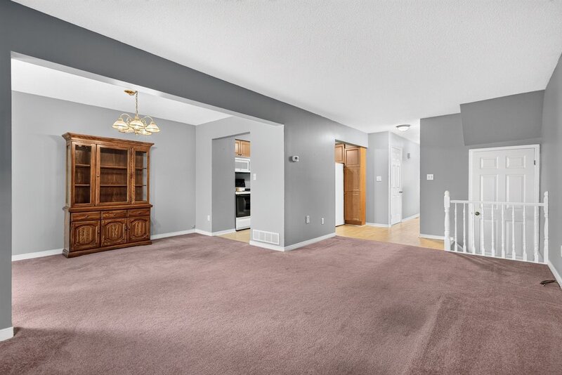 SPACIOUS END-UNIT IN SOUGHT AFTER STONEY CREEK NEIGHBOURHOOD