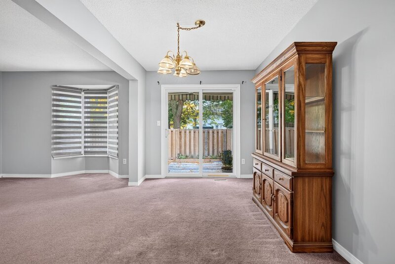 SPACIOUS END-UNIT IN SOUGHT AFTER STONEY CREEK NEIGHBOURHOOD