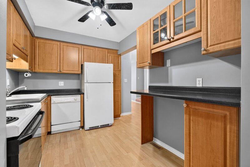 SPACIOUS END-UNIT IN SOUGHT AFTER STONEY CREEK NEIGHBOURHOOD